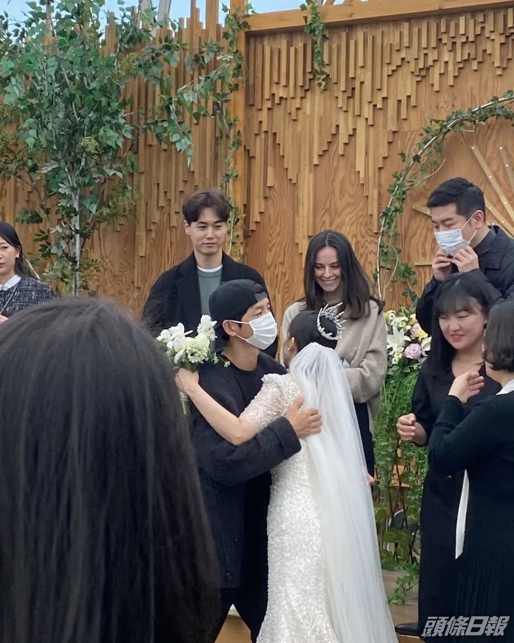 宋仲基帶女友祝賀任成宰。